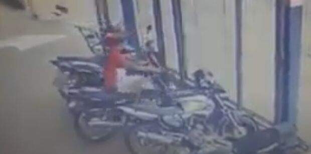 VÍDEO: câmera de segurança flagra furto de moto no estacionamento de supermercado