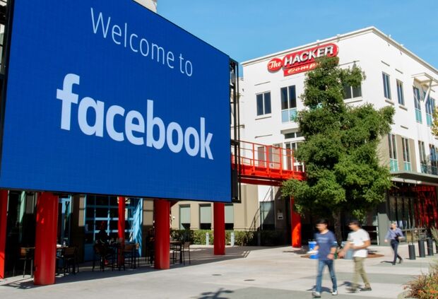 Facebook cumpre ordem e bloqueia bolsonaristas