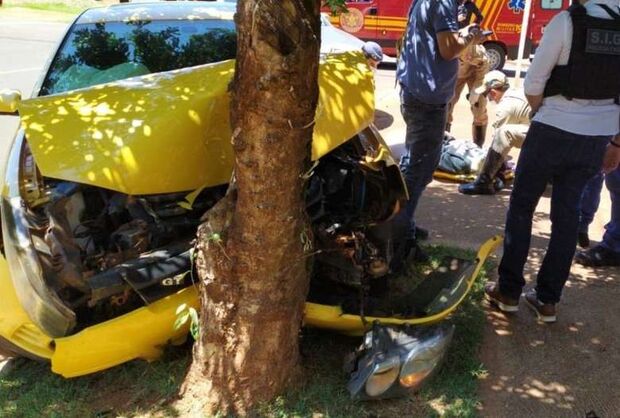Mulheres fogem da polícia e arrebentam carro com cocaína contra árvore em Nova Andradina