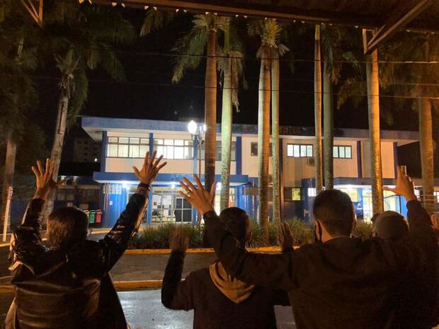 Após vigílias em frente a hospital, família celebra 'milagre' por homem que caiu do telhado