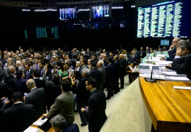 Oposição fará ofensiva judicial para tirar Cunha do comando da Câmara