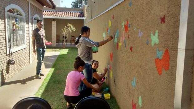 Artistas levam cores e vida às paredes de abrigos infantis