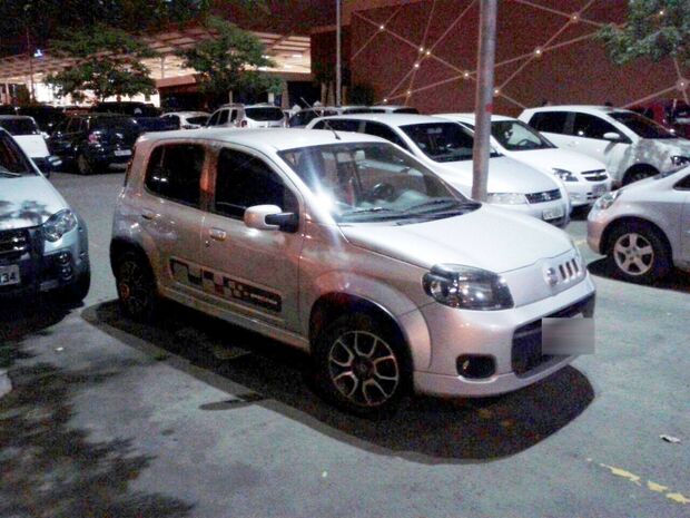 Flagrante: veículo ocupa quatro vagas em estacionamento de shopping da Capital