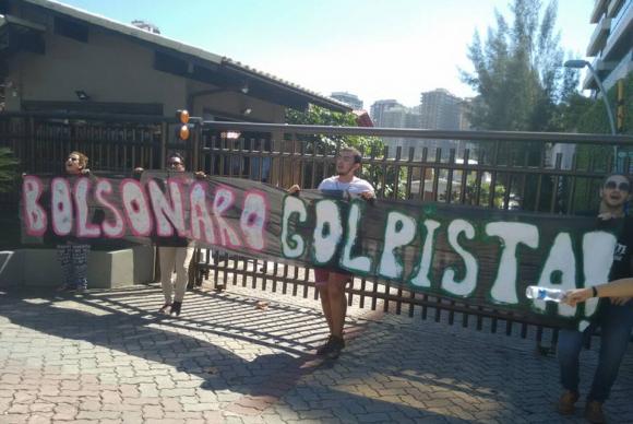 Grupo Levante Popular protesta em frente à casa de Bolsonaro