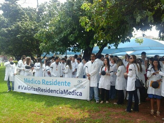 Por melhorias, médicos residentes fazem manifestação na Santa Casa