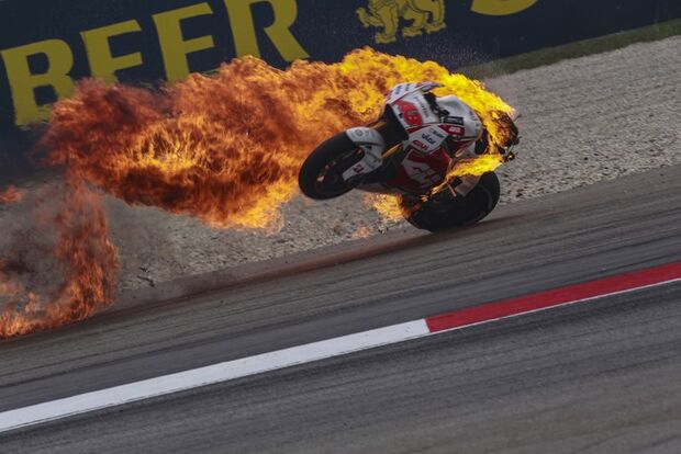 Moto vira "bola de fogo" após queda de piloto em treino na Malásia