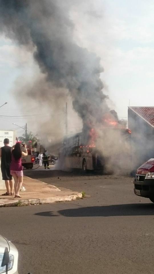 Repórter Top: ônibus é destruído em incêndio na Capital