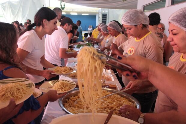 Na Festa do Macarrão, visitantes comem meia tonelada de comida