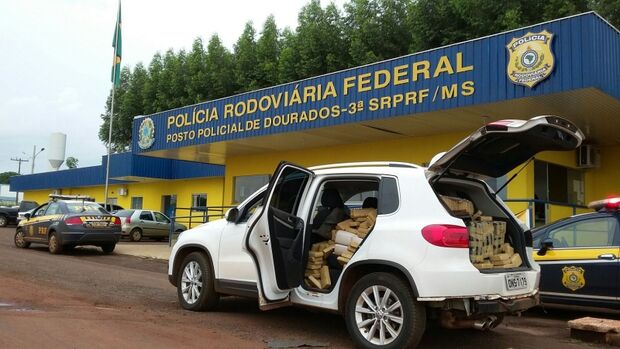 PRF apreende carro abarrotado de drogas em Dourados 