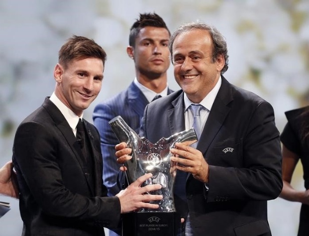 Messi ganha prêmio de melhor jogador do ano na Europa