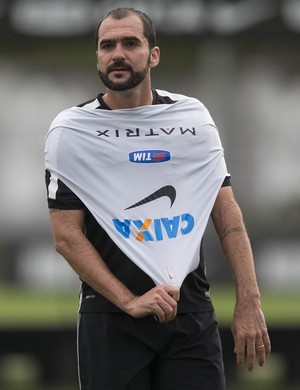 Vaga na Libertadores faz Corinthians cogitar renovar com Danilo
