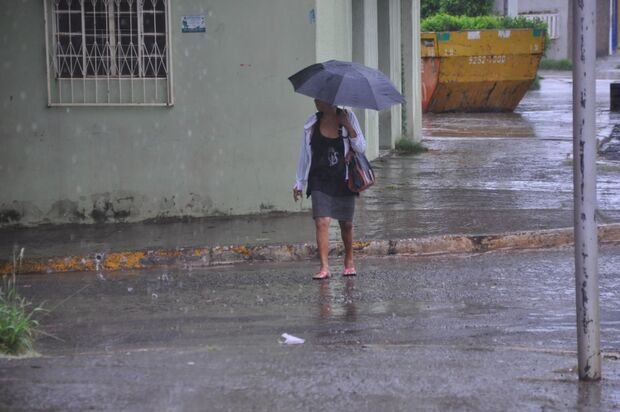 Chuva não causa estragos na Capital, mas deve continuar intensa e rápida