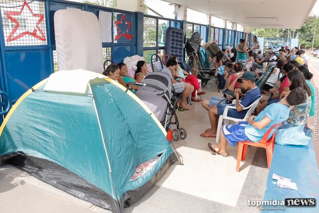 Para garantir vaga, pais dormem em escolas integrais de Campo Grande