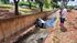 Ele aguarda a Pol&iacute;cia de Tr&acirc;nsito no local e destaca que um guard rail poderia ter evitado parte dos preju&iacute;zos