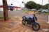 Motociclsta e garupa s&atilde;o atingidos por Fiat Mob na Rua !4 de Julho
