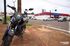 Motociclsta e garupa s&atilde;o atingidos por Fiat Mob na Rua !4 de Julho