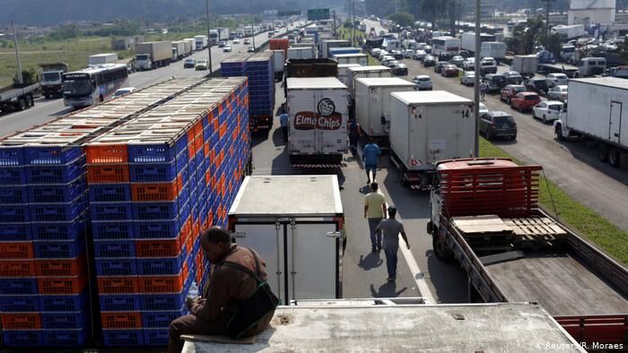 Contra Bolsonaro: caminhoneiros preparam greve para dia 26 ...