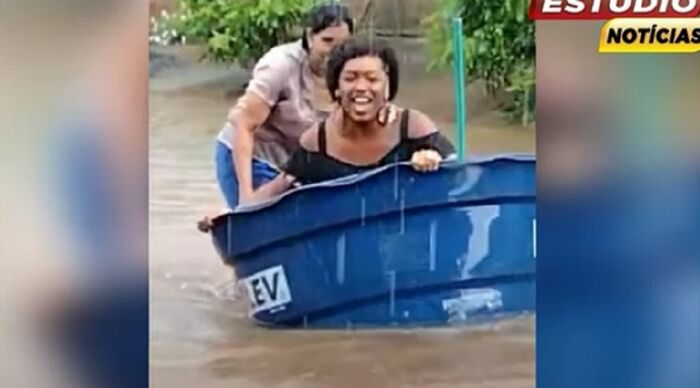 Transexual usa caixa d’água para escapar de enchente e salvar doguinhos (vídeo) - Top Mídia News