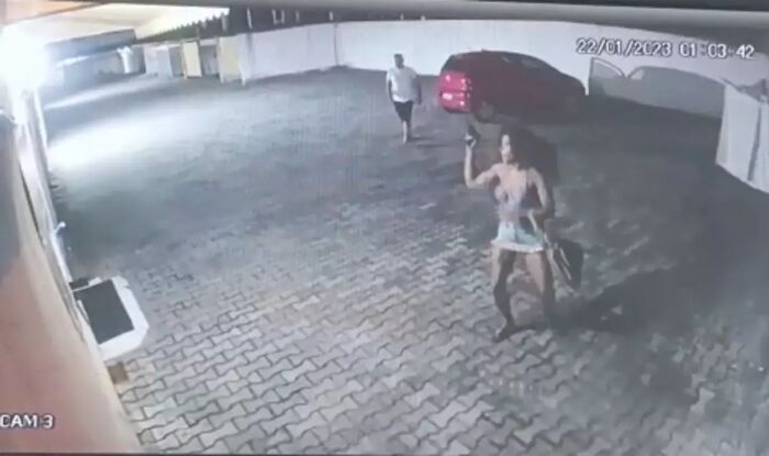 Travesti sai na porrada e rouba arma de homem em motel no Paraná - TOPMÍDIA NEWS
