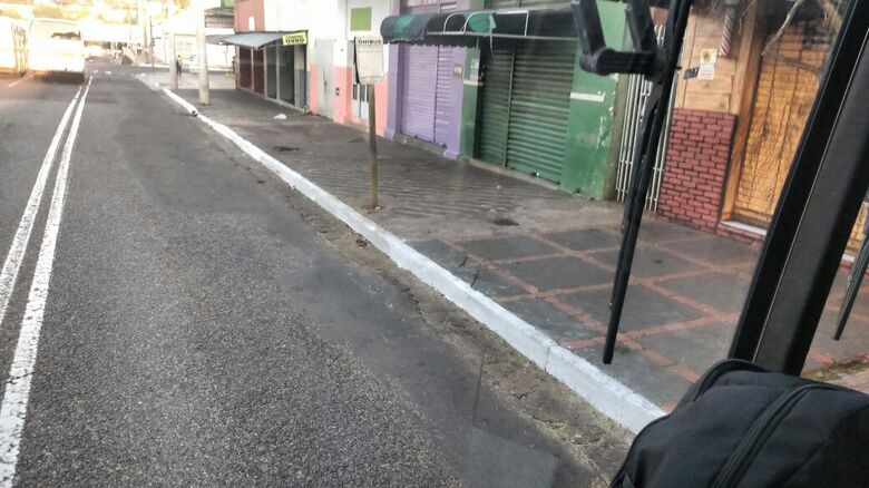 Motorista pinta meio-fio de branco para driblar proibição de estacionar