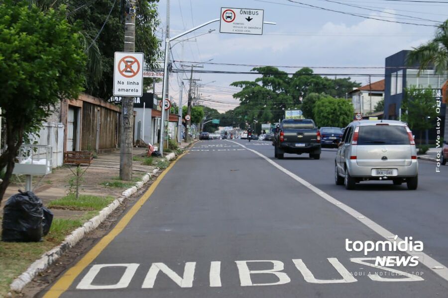 Corredor de ônibus na Rua Brilhante vira estacionamento e leitor reclama -  Capital - Campo Grande News