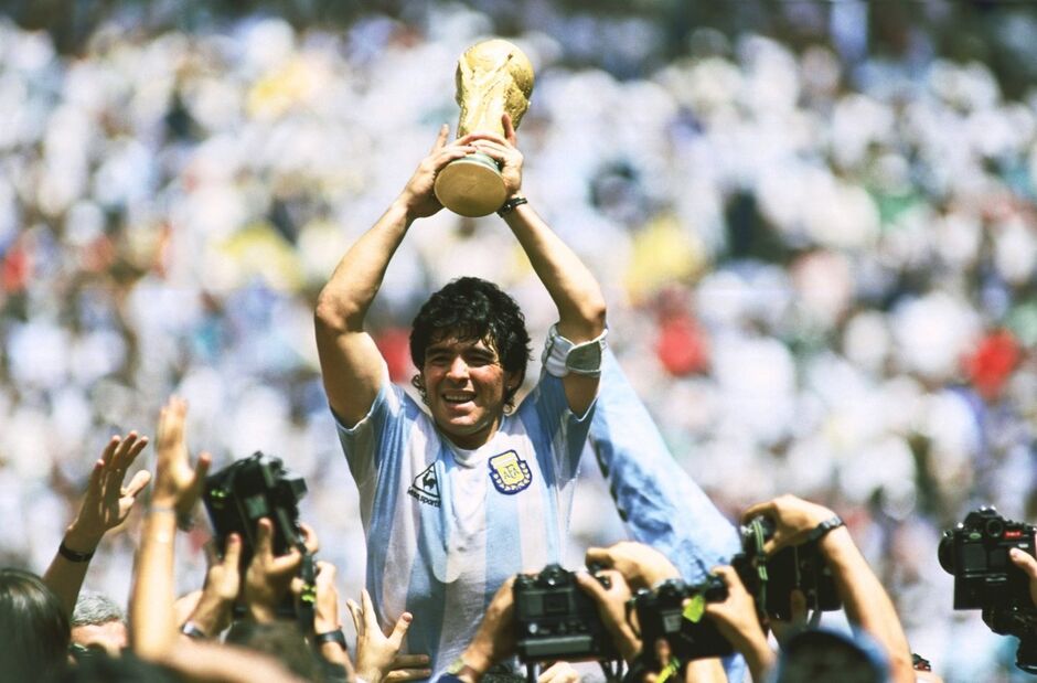 O maior jogador de futebol argentino, Diego Maradona morre aos 60 anos