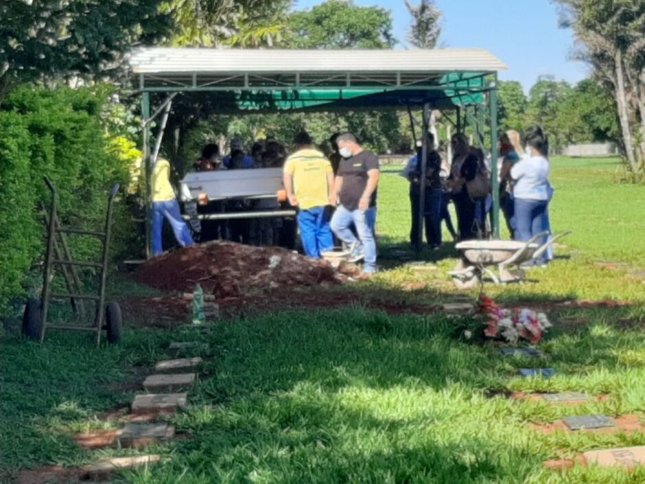 Familiares enterrando Samuel