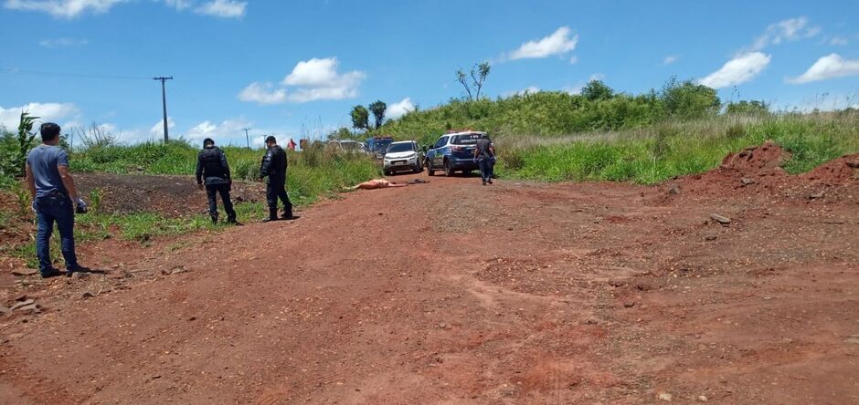 Mulher doi encontrada em estrada de chão, região da antiga pedreira