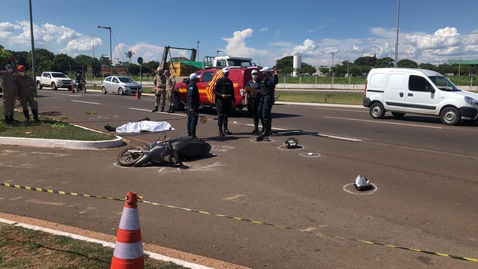 Vítima estava em uma Honda Biz e bateu em um caminhão na avenida.