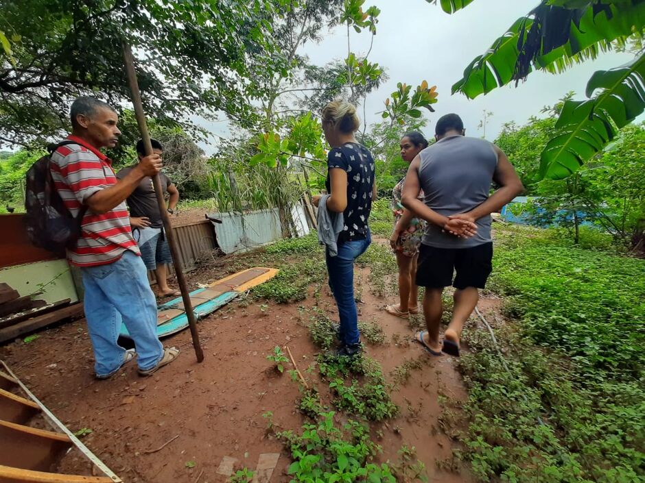 Familiares organizando a busca nesta manhã