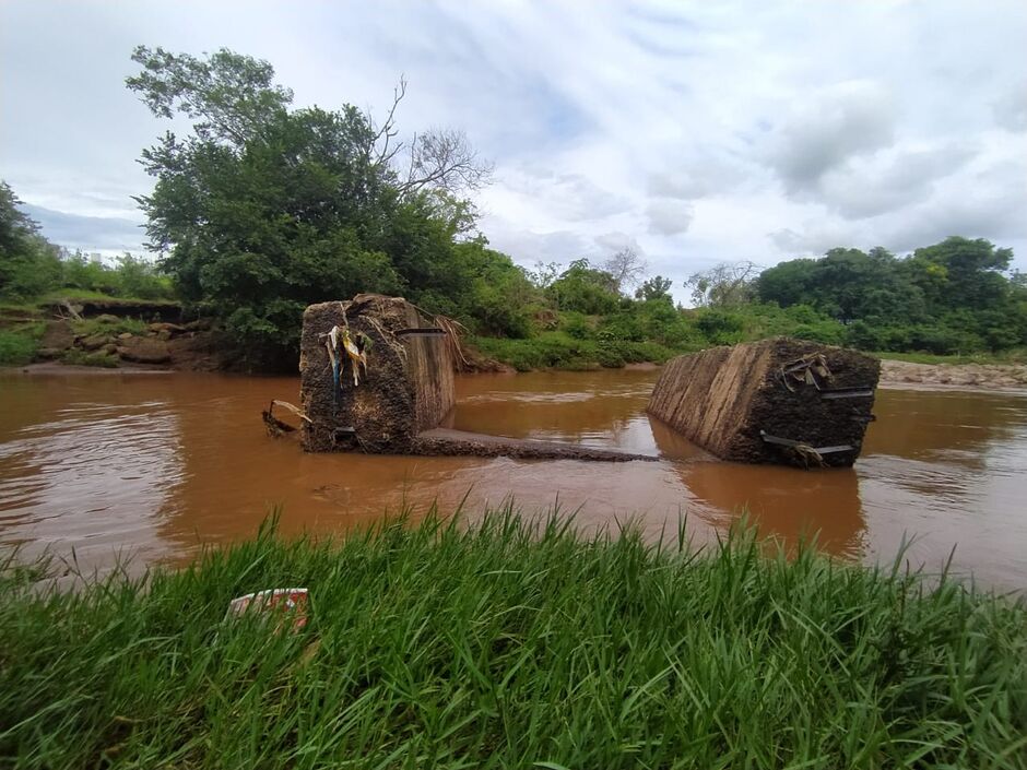 Pedra onde menino estava e desapareceu