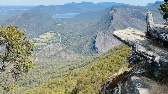 Pedra em penhasco no Parque Nacional Grampians, na Austrália, de onde visitante caiu