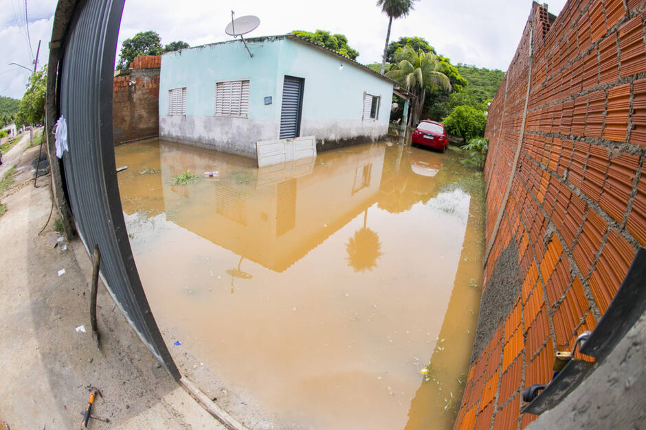 Casas ficaram inundadas com a força da chuva