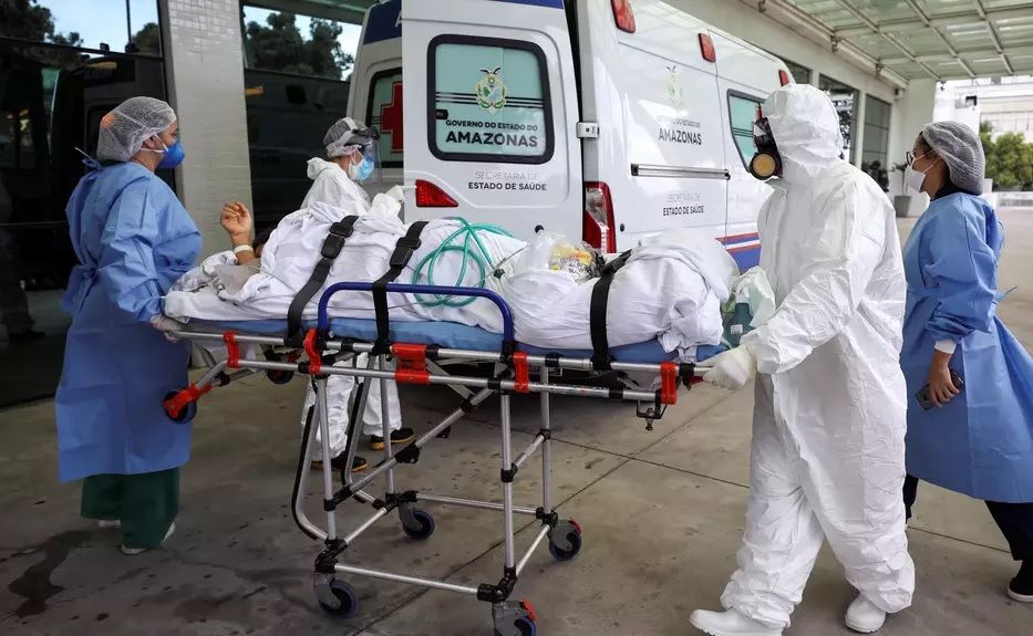 Membros de equipe de saúde transportam paciente de Covid-19 em Manaus