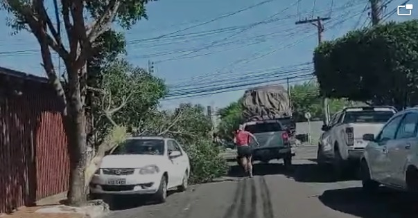 Motorista fugiu depois de danificar carro no Coophafé