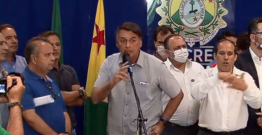 Bolsonaro fala sobre vacinas ao visitar o Acre