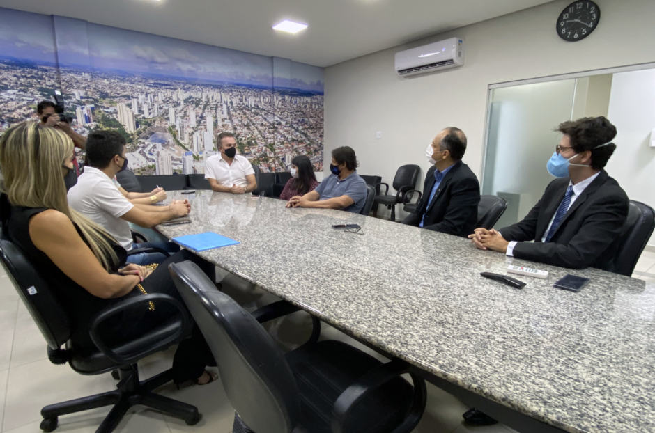 Vereadora Camila Jara participou de reunião com deputado federal Vander Loubet, gestores da subsecretaria da Juventude e vereadores