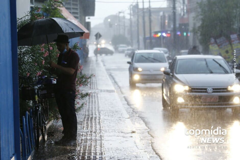 Chuva pegou ciclista de surpresa no centro