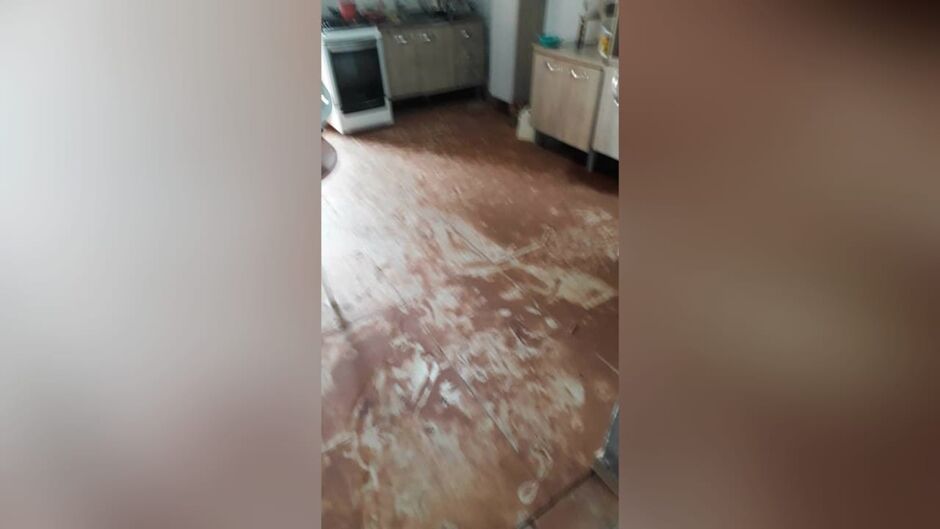 Família jogou móveis fora e quase viu geladeira dar 'pau'