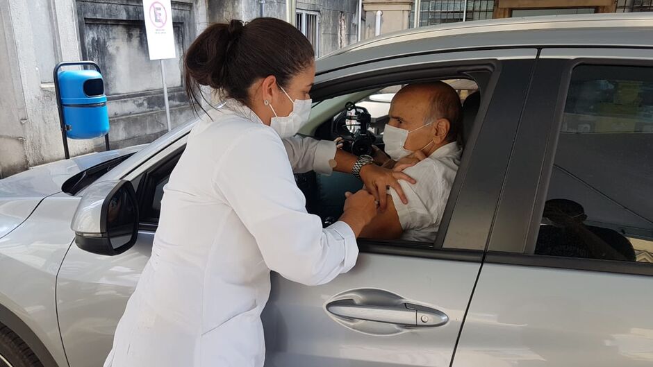 Dráuzio toma primeira dose da vacina contra covid