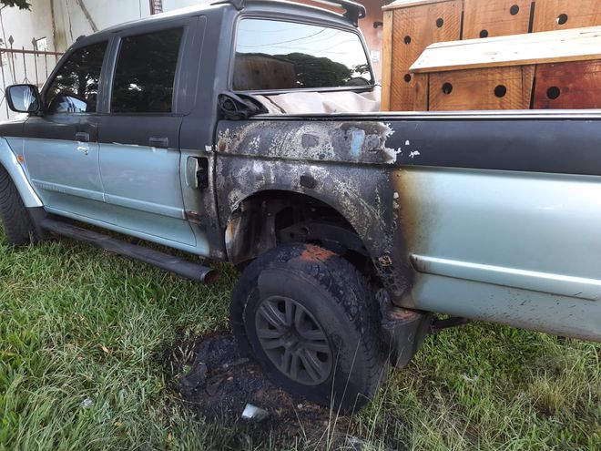 Camionete da família ficou bastante danificada com o incêndio