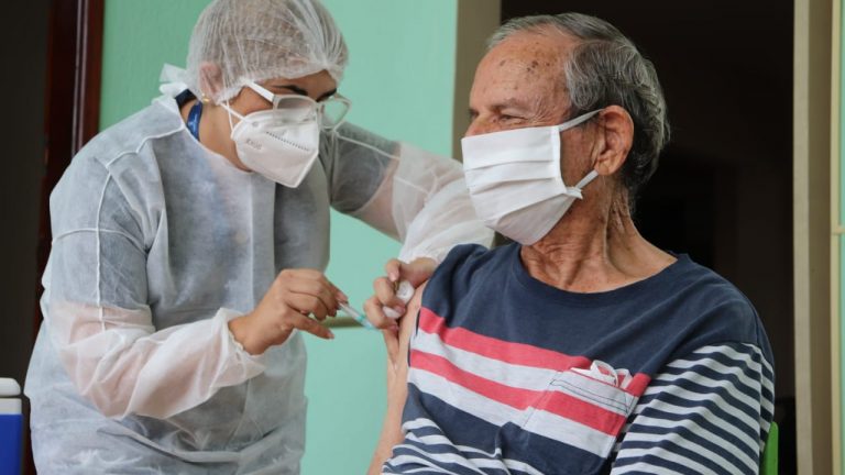 Vacinação para idosos acima dos 80 anos acontece durante o mês de fevereiro