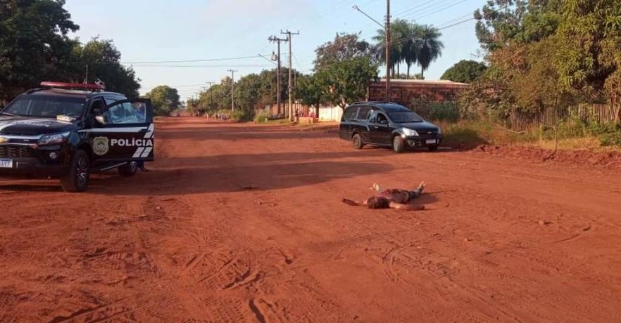 Homem foi encontrado caído em uma rua que separa a linha internacional entre Brasil e Paraguai