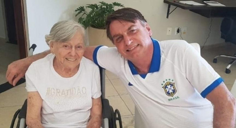 A mãe do presidente Jair Bolsonaro, Olinda Bunturi Bolsonaro, de 93 anos, se vacinou às 10h30 desta sexta-feira (12) em casa, na região central de Eldorado, no interior paulista