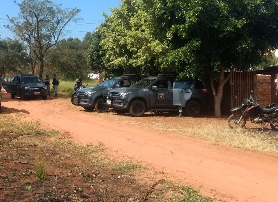 Os policiais acertaram um tiro no pneu do carro