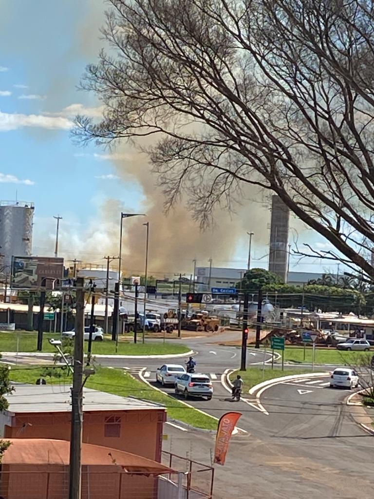 Fogo atinge vegetação próxima ao aeroporto de Campo Grande