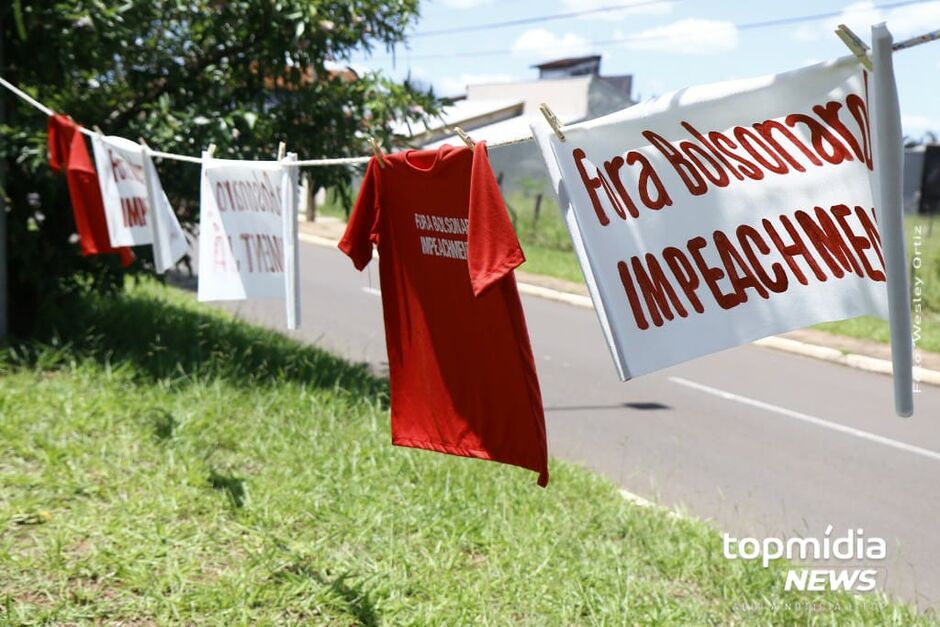 Manifestantes se preparam para seguir 4ª carreata Fora Bolsonaro em Campo Grande