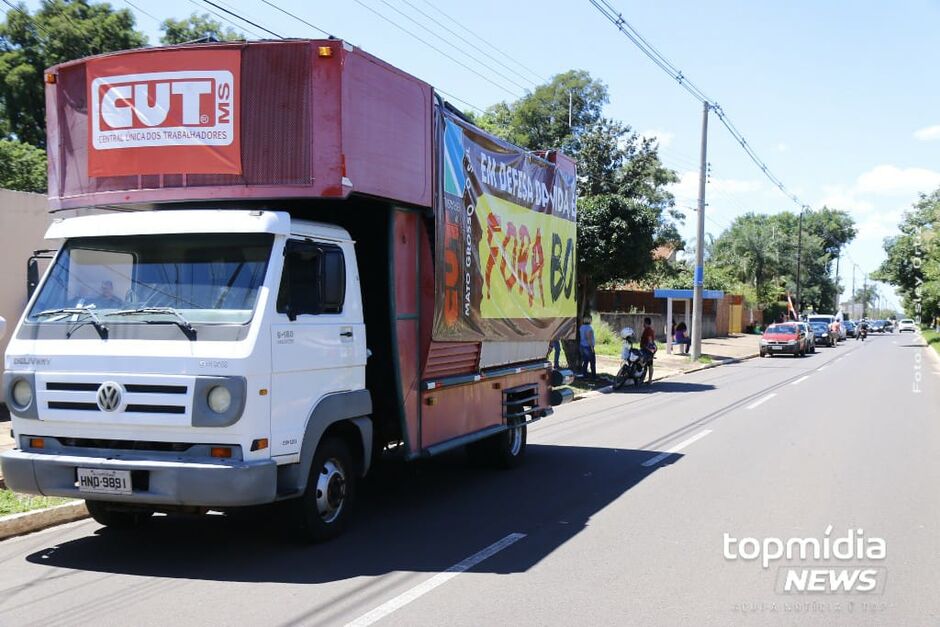 Manifestantes se preparam para seguir 4ª carreata Fora Bolsonaro em Campo Grande