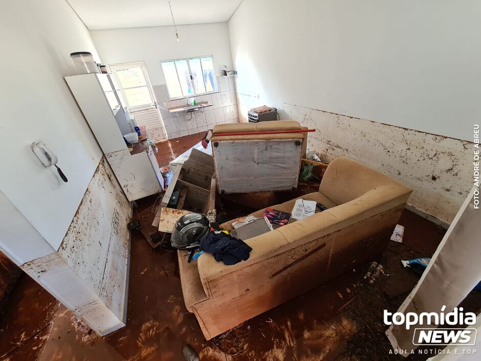 Moradores perderam tudo em residencial que foi atingido por enxurrada