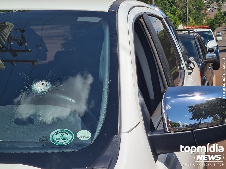 Tiro disparado por assaltantes acertou o vidro dianteiro do motorista